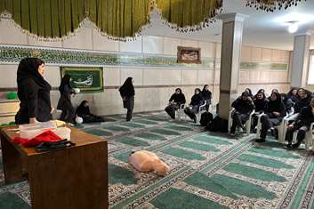 برگزاری کلاس آموزشی احیای قلبی - ریوی در دبیرستان رهگذر شهرستان شهریار
